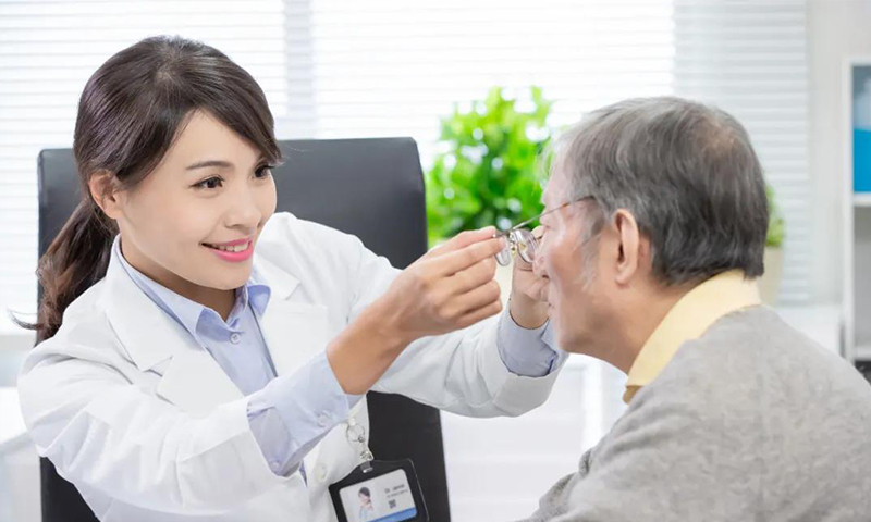 剛進(jìn)入40歲，你能接受戴老花鏡嗎？