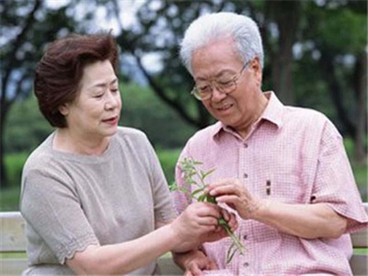 老花鏡科普：老人該如何緩解老花眼？