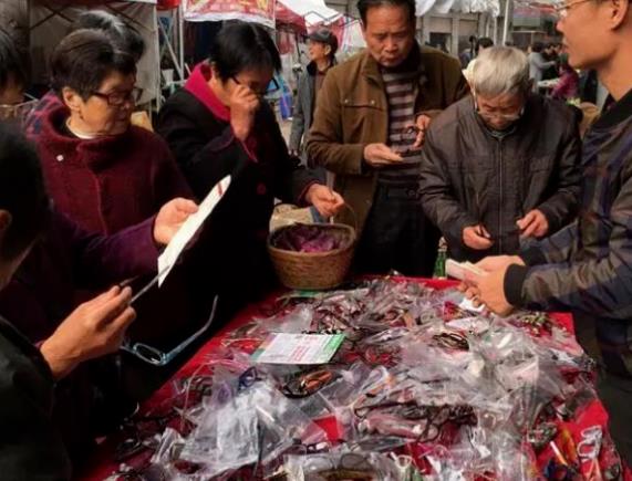 怎么佩戴老花鏡？驗光 品牌 質(zhì)量 保養(yǎng)一個都不能少